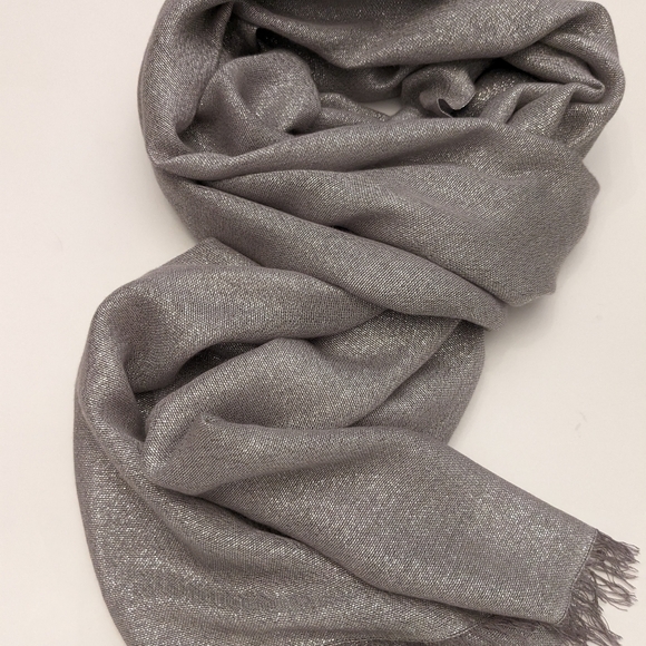 Lord and Taylor scarf/shawl - Picture 4 of 6